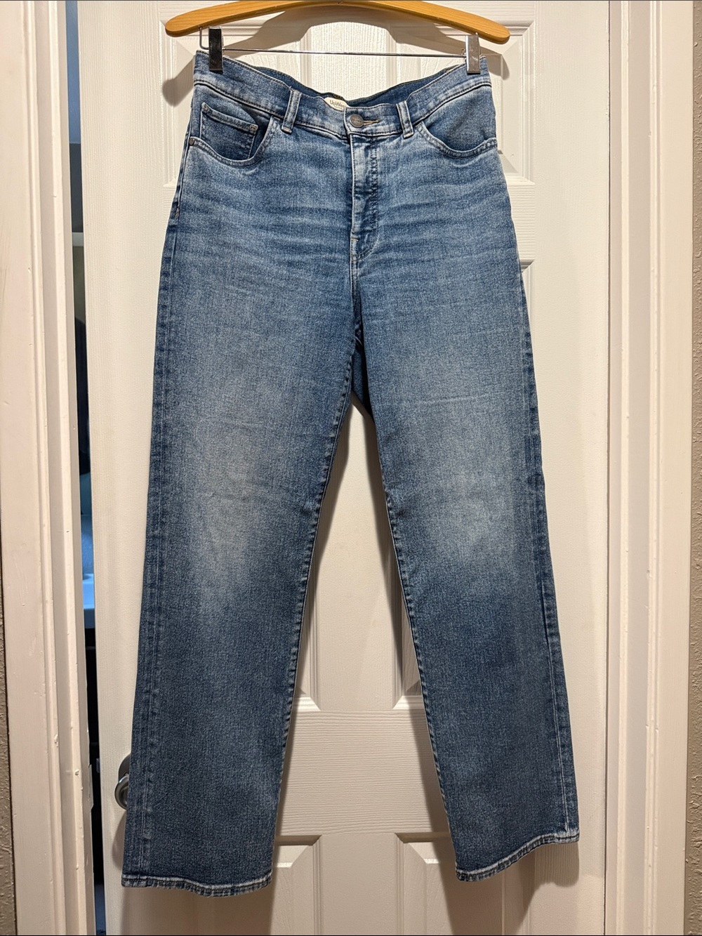 Women's Straight-Leg Jeans in Light Blue Wash
